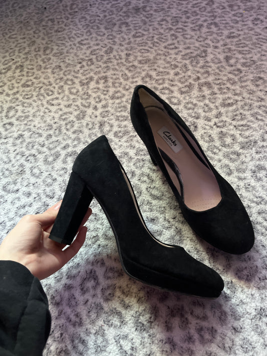 Closed toe black heel great for going out size 7.5 woman’s
