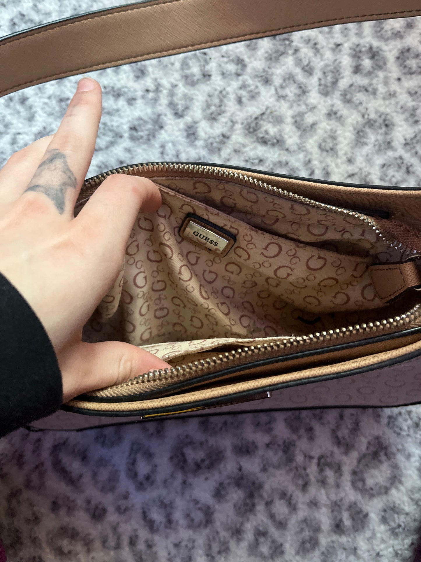 ￼Guess shoulder bag great condition tan and white